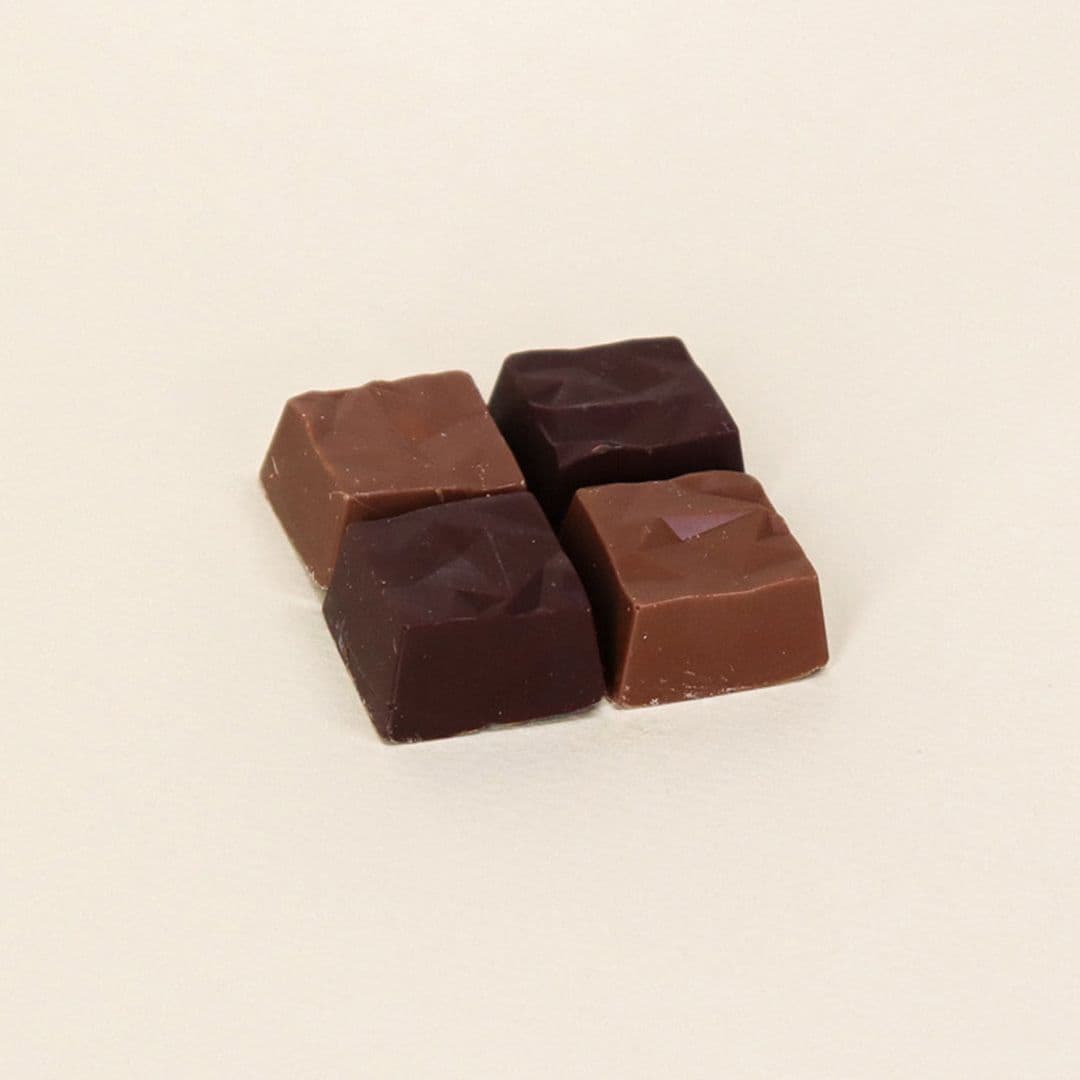 Chocolats pralinés lait et noir assortis