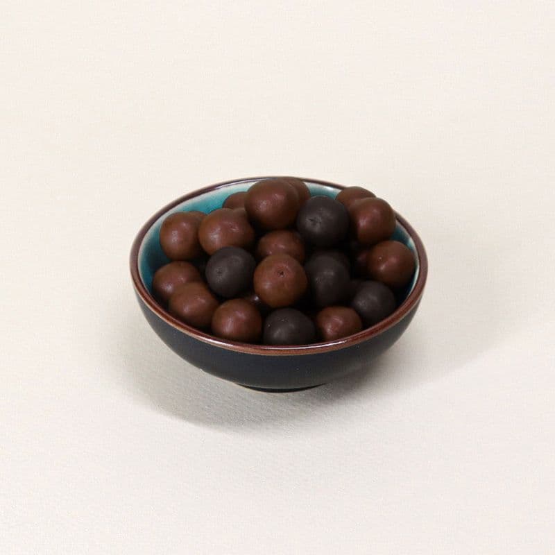 Billes de céréales croustillantes enrobées de chocolat lait et noir