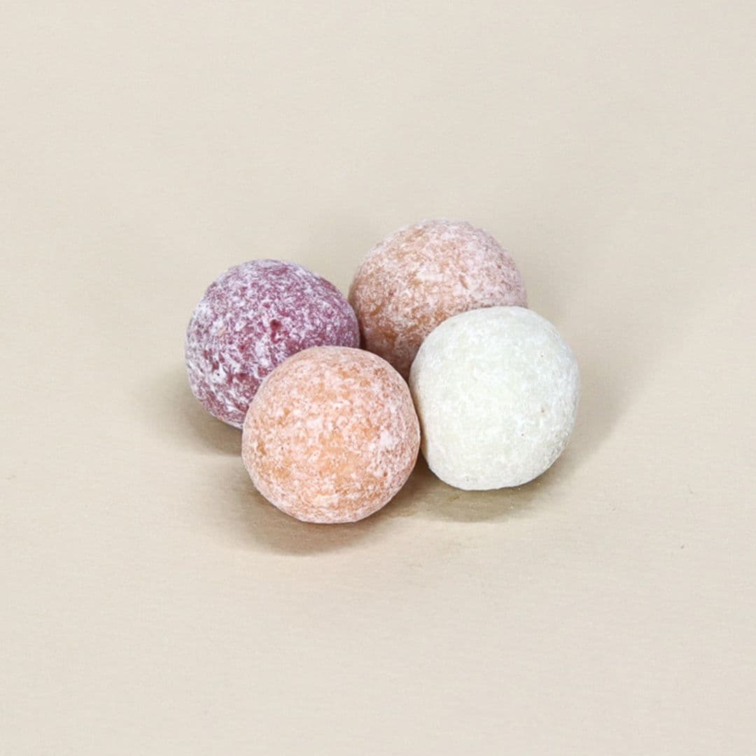 Perles coeur pâte de fruits, enrobées de pâte d'amandes puis de chocolat au lait