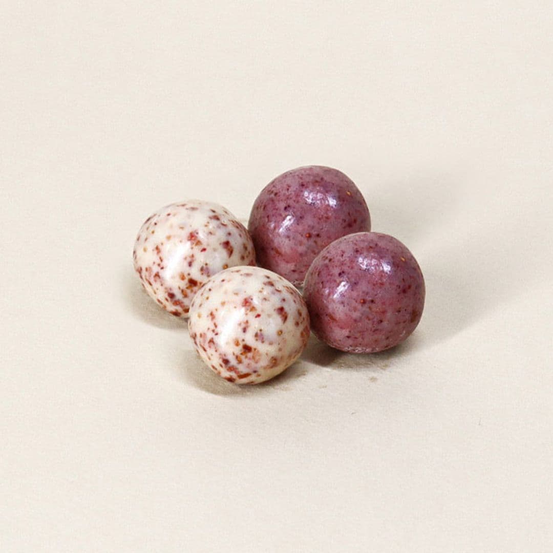 Perles coeur pâte de fruits fraise, enrobées de chocolat blanc et éclats de fraise déshydratée